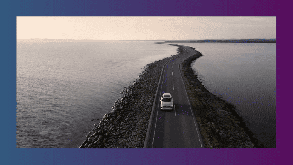 Volvo XC90 2025 в движении